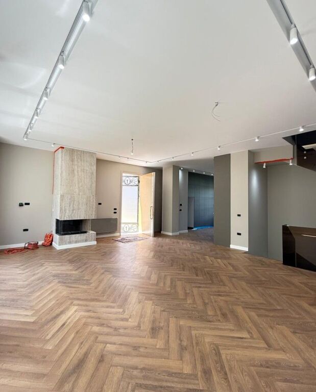 📌Vilë Moderne me Pishinë Private për Qira – Rolling Hills Residence