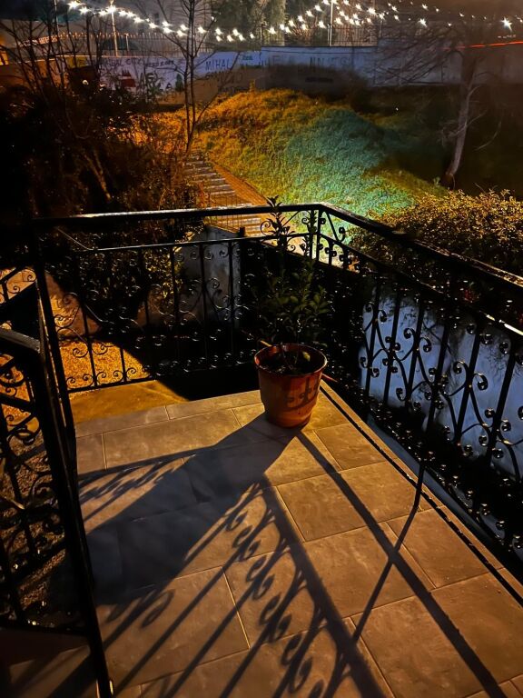 Jepet me Qira Apartament 1+1 në Vilë Private  📍 Përballë shkollës "Mihal Grameno", Rruga Megi Lila