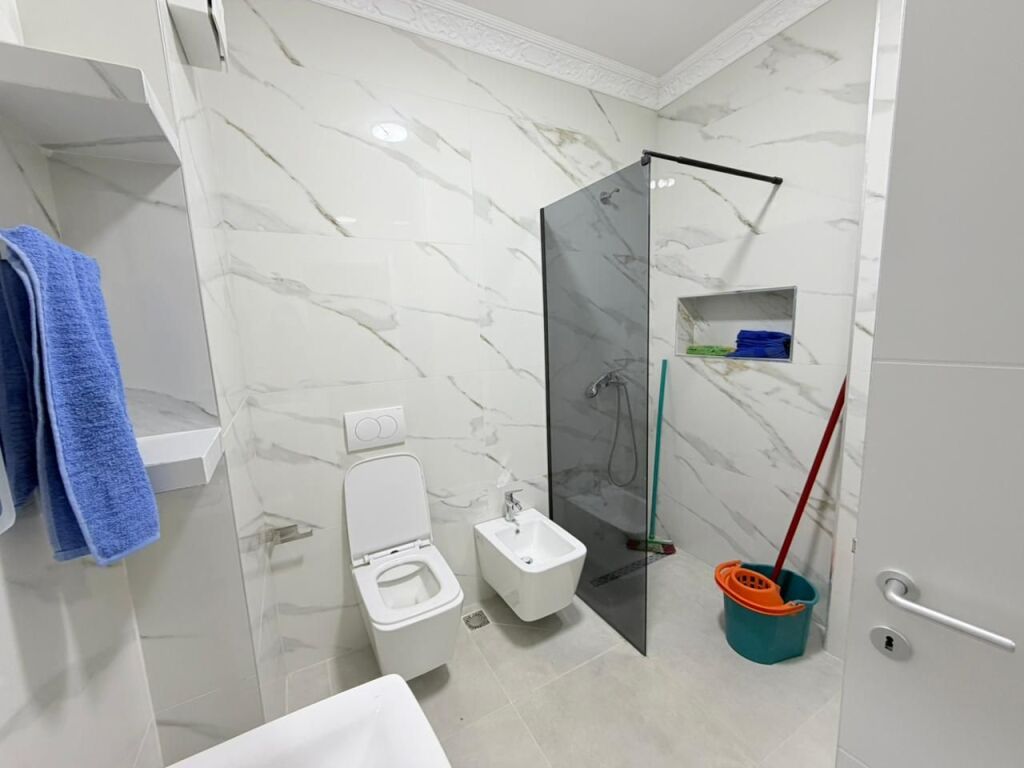 🏠 Jepet me qira apartament 1+1 me post parkimi  📍 Tek Jordan Misja, pranë Bulevardit të Ri💰 Çmimi: 60.000 lekë/muaj