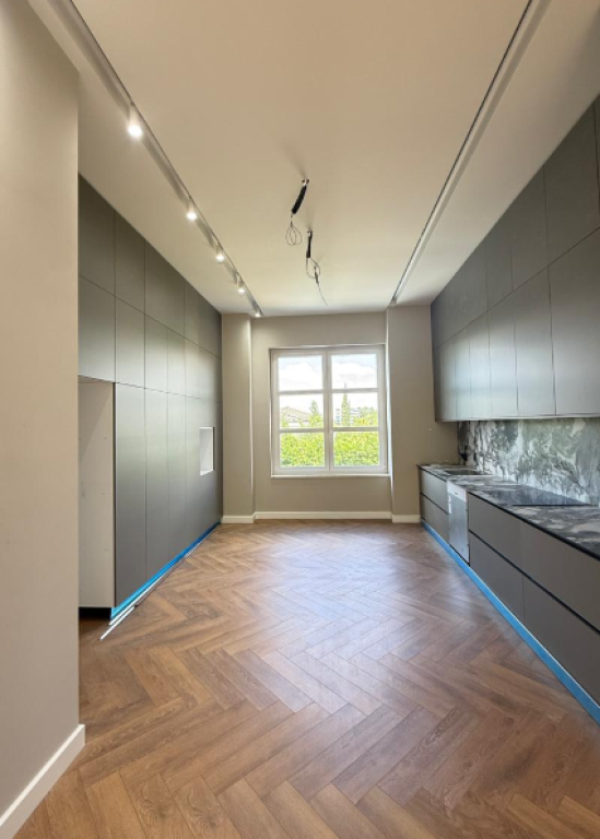 Modern Villa with Pool for Rent – Rolling Hills Residence