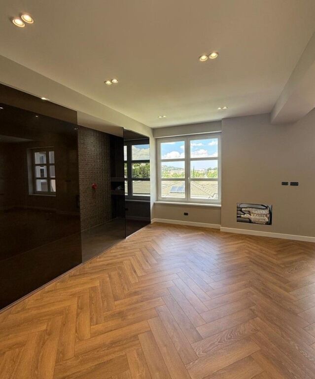 📌Vilë Moderne me Pishinë Private për Qira – Rolling Hills Residence