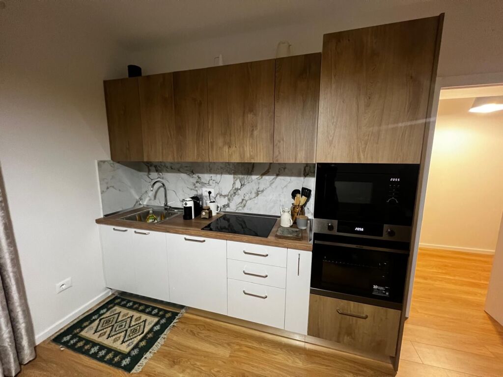 Jepet me Qira Apartament 1+1 në Vilë Private  📍 Përballë shkollës "Mihal Grameno", Rruga Megi Lila