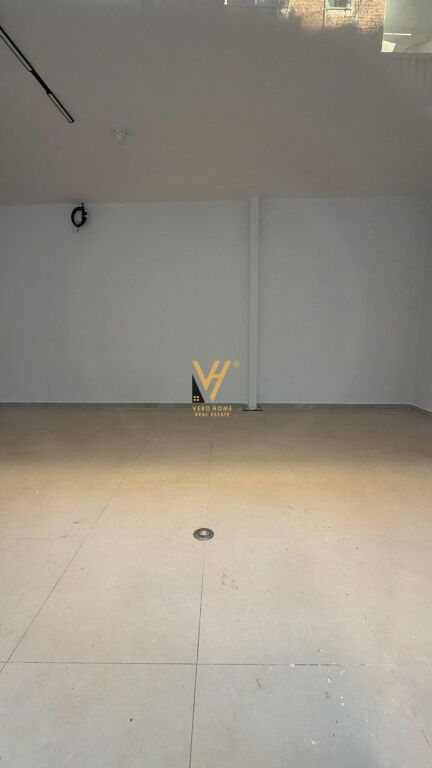 JEPET AMBIENT BIZNESI 124 M2 ME QERA TE ISH EKSPOZITA 2.500 EURO