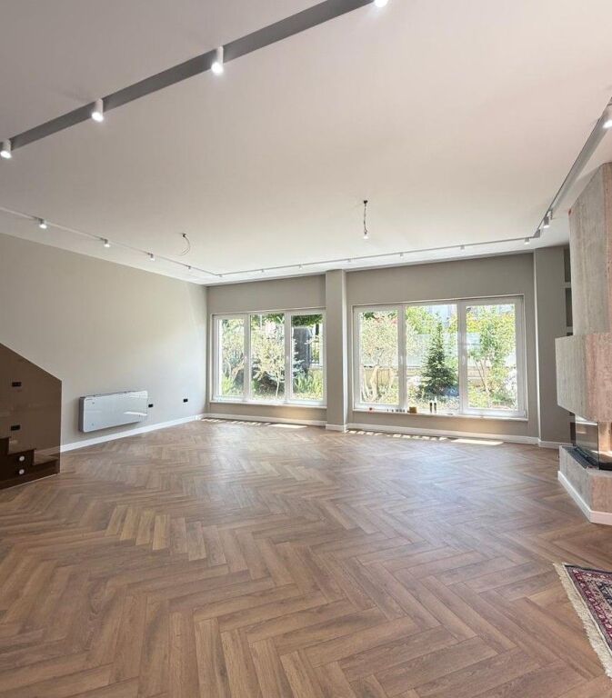 📌Vilë Moderne me Pishinë Private për Qira – Rolling Hills Residence