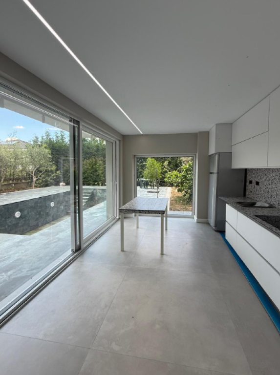 Modern Villa with Pool for Rent – Rolling Hills Residence