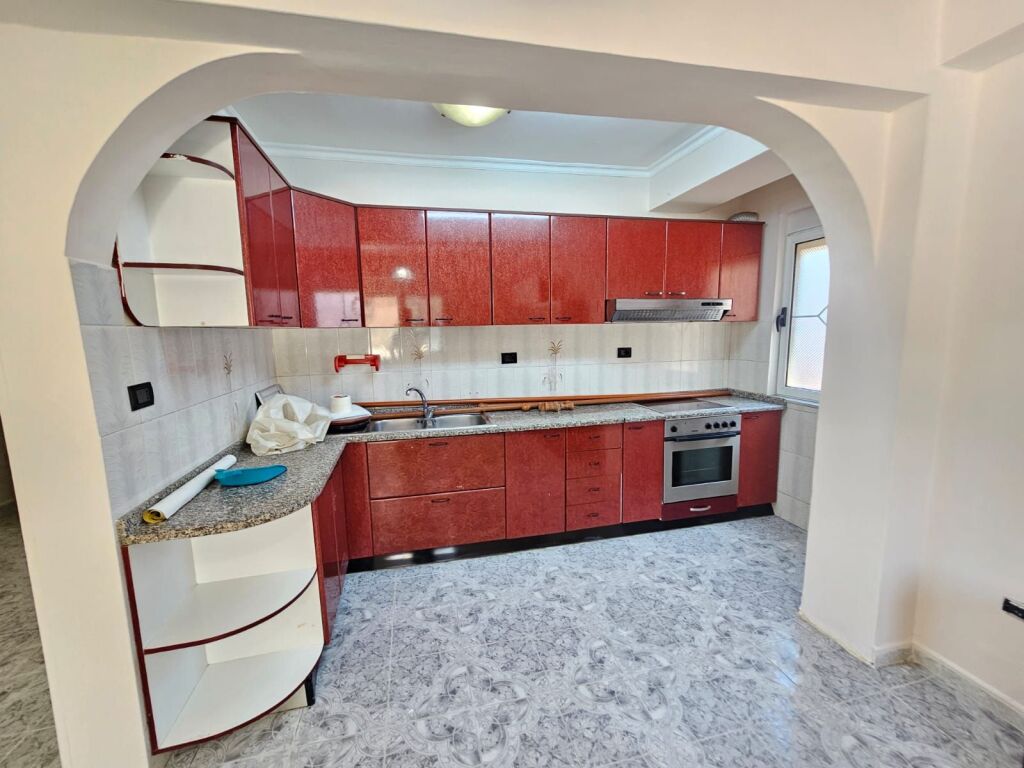 SHITET APARTAMENT 2+1 PRANE PALLATIT TE SPORTIT