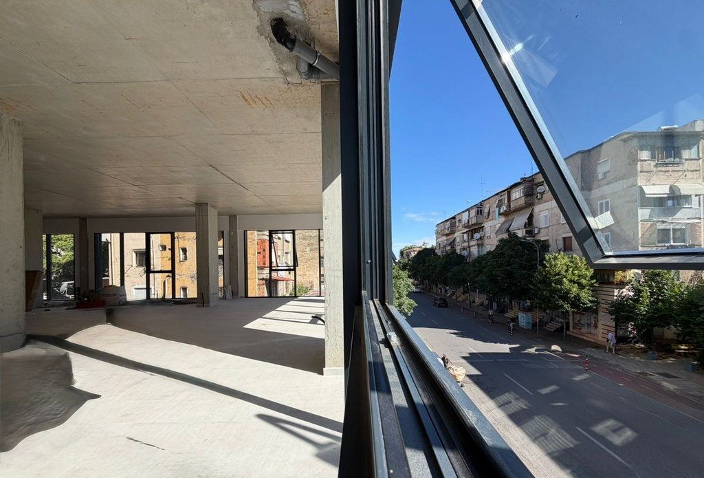 AMBIENTE 358.5 METRI OPEN SPACE VICINO ALLA STRADA BARRICADAVE
