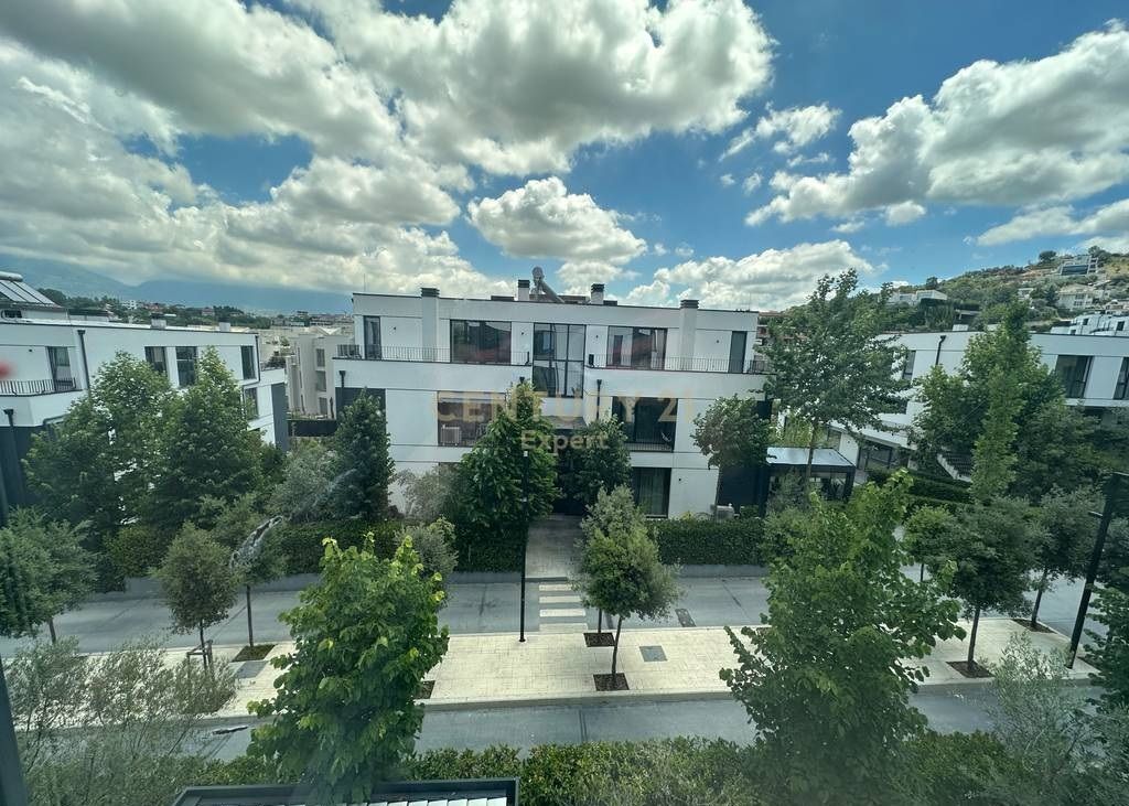 Shitet apartament luksoz Liqeni i Thate