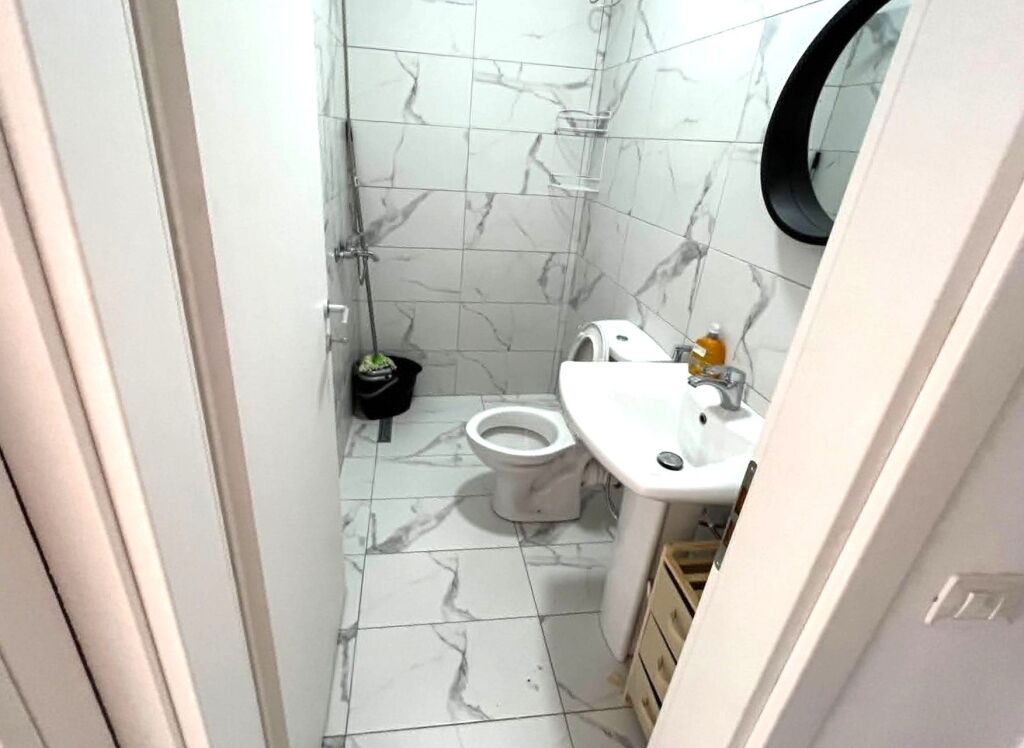 Tirana, 420 euros per month, apartment 1+1 for rent on the 7th floor, with elevator, 70 m², American hospital 2