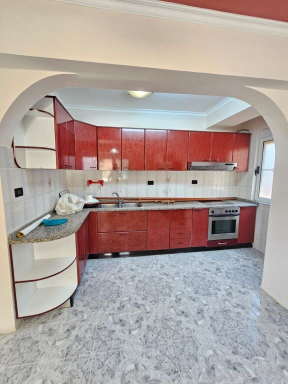 SHITET APARTAMENT 2+1 PRANE PALLATIT TE SPORTIT