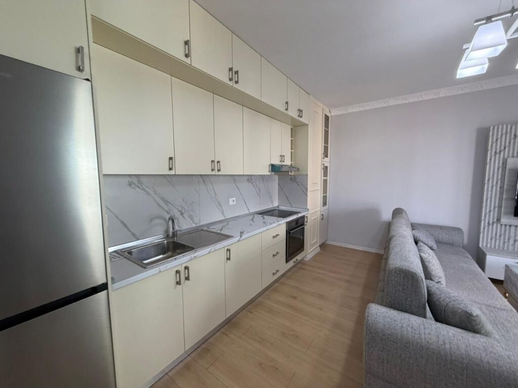 🏠 Jepet me qira apartament 1+1 me post parkimi  📍 Tek Jordan Misja, pranë Bulevardit të Ri💰 Çmimi: 60.000 lekë/muaj