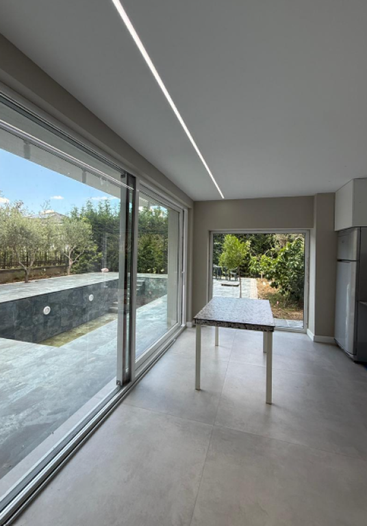 Modern Villa with Pool for Rent – Rolling Hills Residence