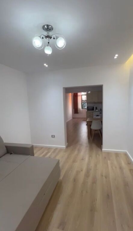 21 Dhjetori jepet apartament me qera 1+1