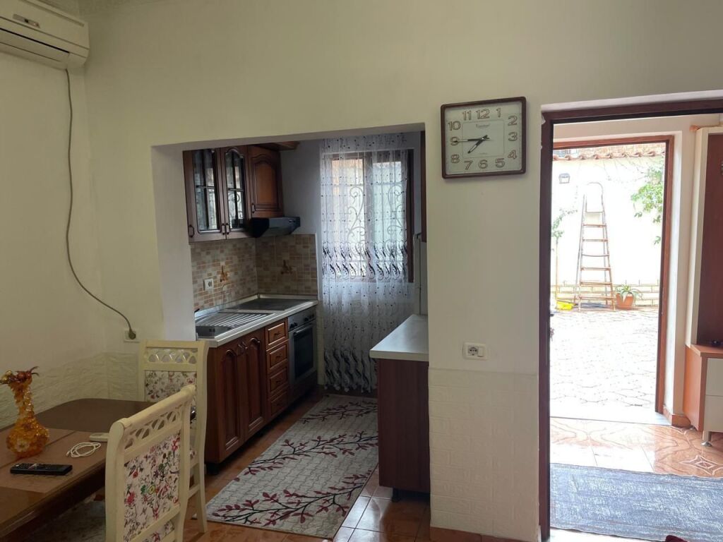 Casa privata 2+1 in affitto vicino al Nuovo Anello, Commissariato N. 4 350 Mila Lek