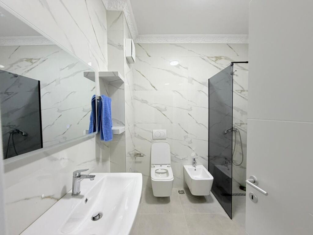 🏠 Jepet me qira apartament 1+1 me post parkimi  📍 Tek Jordan Misja, pranë Bulevardit të Ri💰 Çmimi: 60.000 lekë/muaj