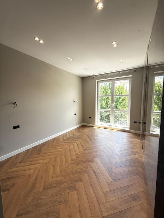 🏡 Vila Moderne me Pishinë për Qira – Rolling Hills Residence