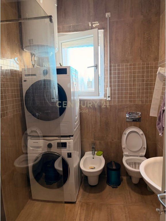 Apartament 2+1+2 per shitje prane Pazarit te Ri