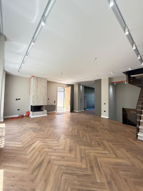🏡 Vila Moderne me Pishinë për Qira – Rolling Hills Residence