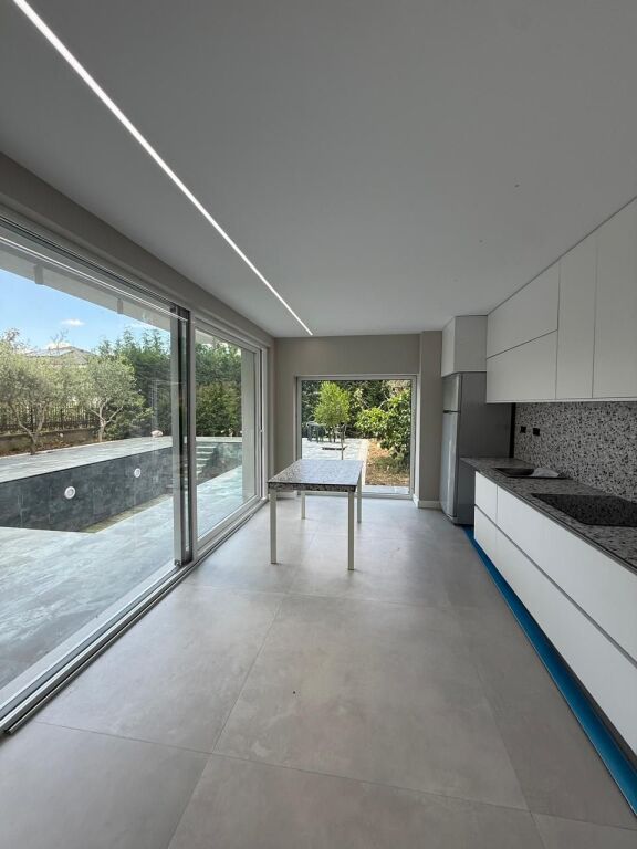 🏡 Vila Moderne me Pishinë për Qira – Rolling Hills Residence