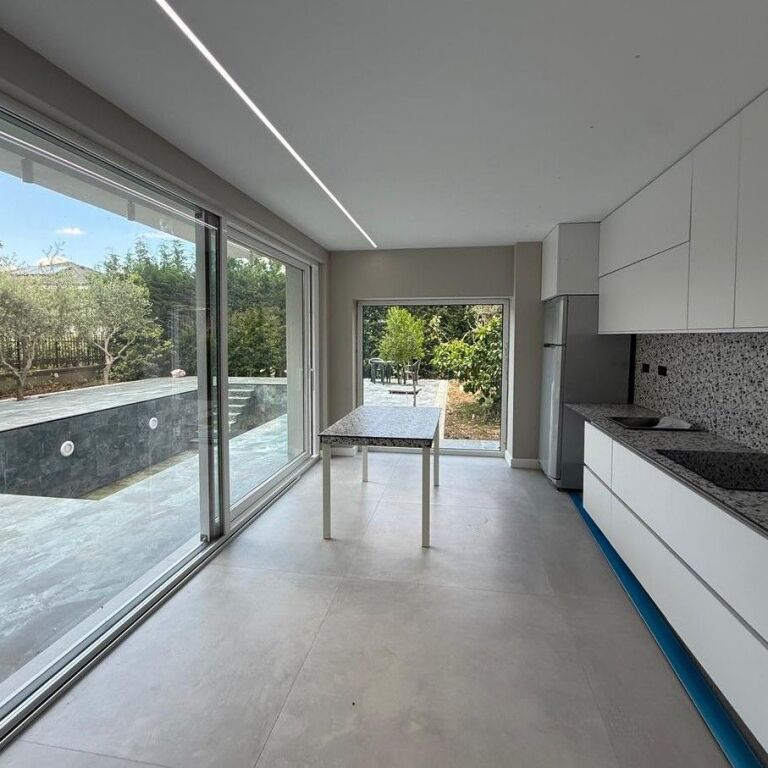 🏡 Vila Moderne me Pishinë për Qira – Rolling Hills Residence ✨🌿
