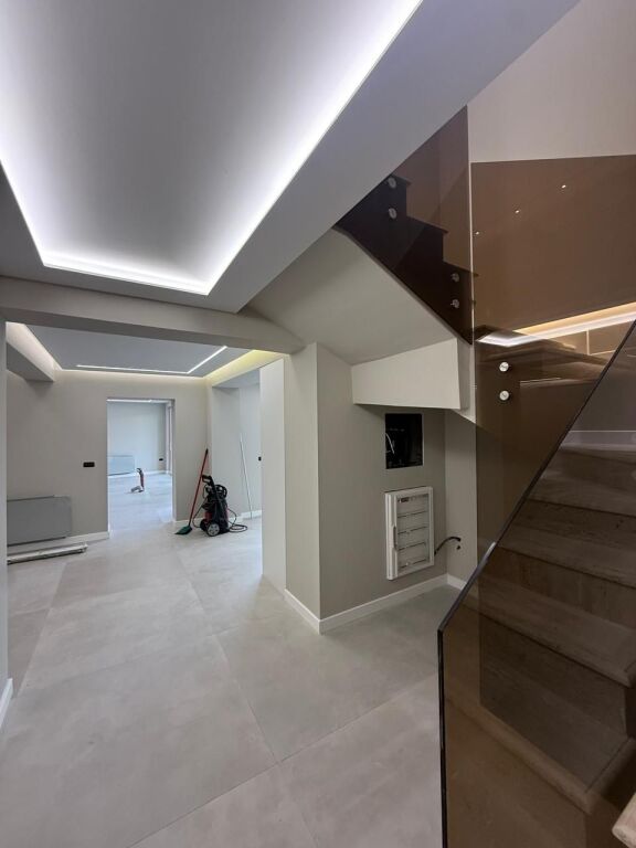 🏡 Vila Moderne me Pishinë për Qira – Rolling Hills Residence