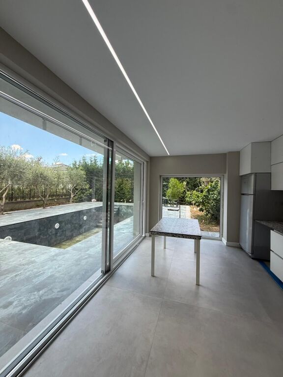🏡 Vila Moderne me Pishinë për Qira – Rolling Hills Residence