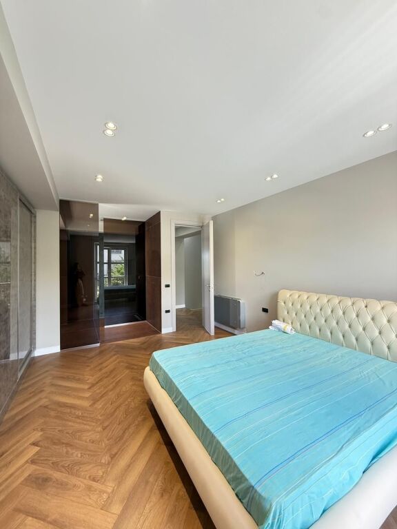 🏡 Vila Moderne me Pishinë për Qira – Rolling Hills Residence