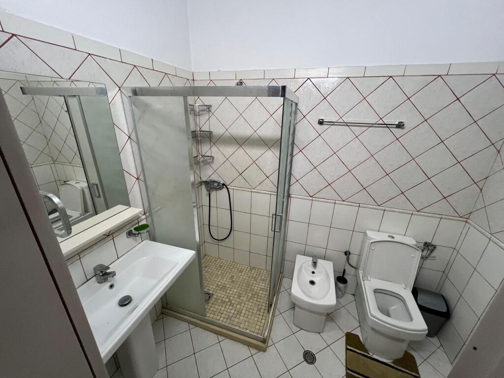 Jepet me qira apartament 2+1+parkim 550 Mije Leke