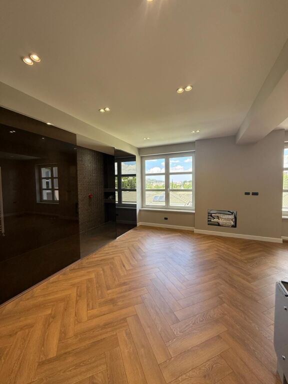 🏡 Vila Moderne me Pishinë për Qira – Rolling Hills Residence