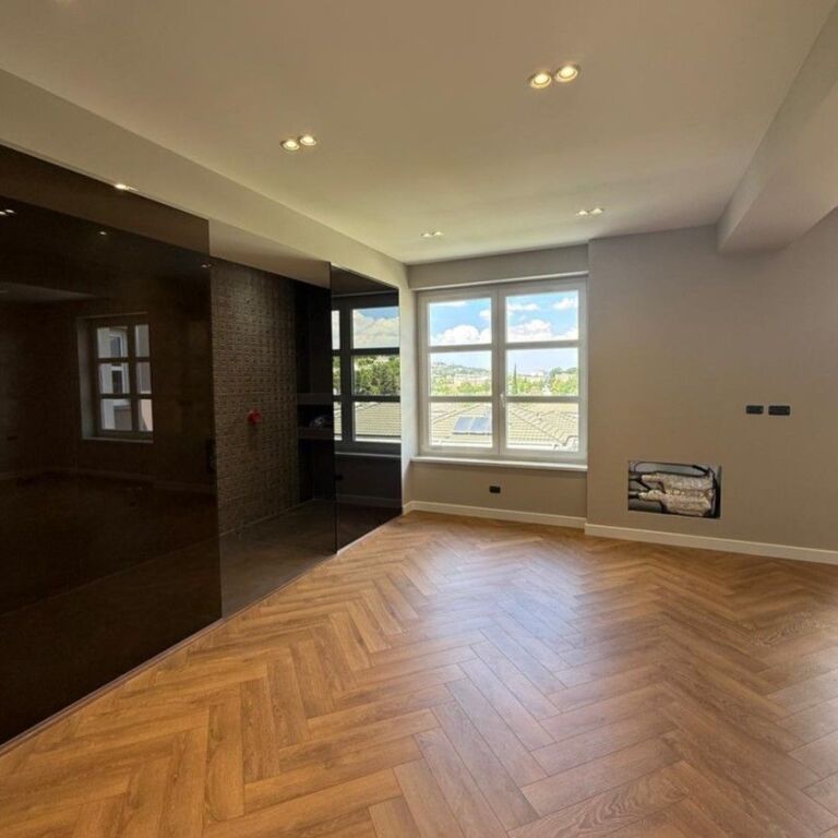 🏡 Vila Moderne me Pishinë për Qira – Rolling Hills Residence ✨🌿