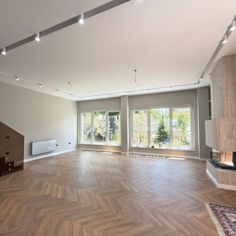 🏡 Vila Moderne me Pishinë për Qira – Rolling Hills Residence ✨🌿