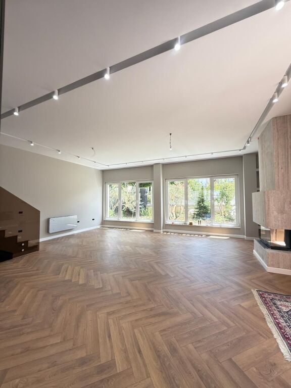 🏡 Vila Moderne me Pishinë për Qira – Rolling Hills Residence