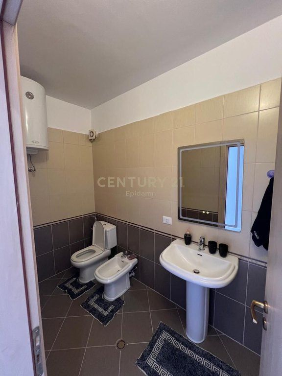 APARTAMENT ME QIRA 2+1+2 DHE GARAZHD PRANE GJYKATES NE DURRES!