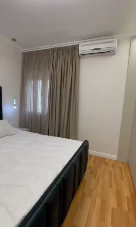 Jepet  me qera apartament  2 +1+2  Kristal centërr