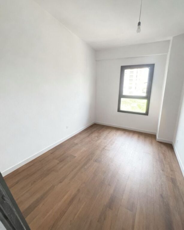 Shitet apartament modern 2+1+2, i pozicionuar në katin e 2-të të një pallati të ri, ndërtim i vitit 2025, tashmë i banueshëm.