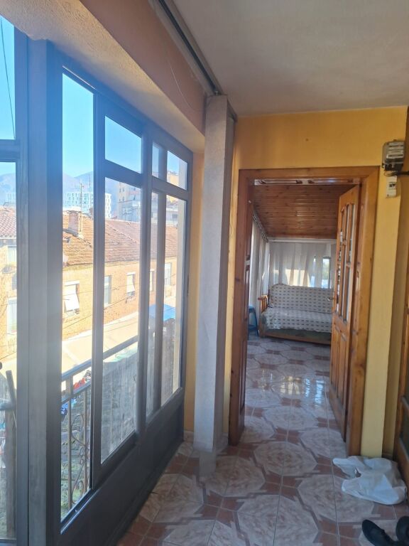 Apartament 1+1 me qera tek Medreseja, vlera 35 000 leke
