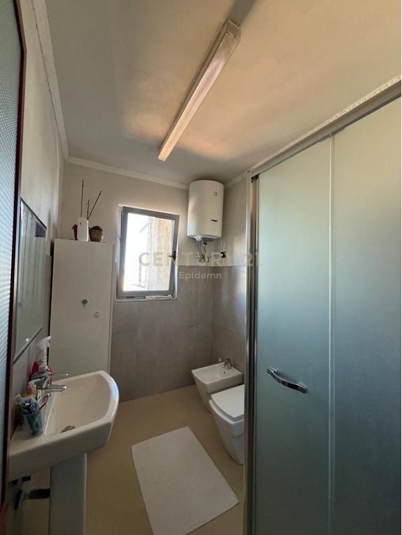 SHITET APARTAMENT 2+1+ VERANDE TE DREJTORIA E POLICISE !