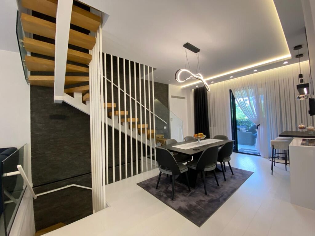 Shitet, Triplex 4+1+3+4 Poste Parkimi, Grey Stone Residence , Liqeni i Thatë