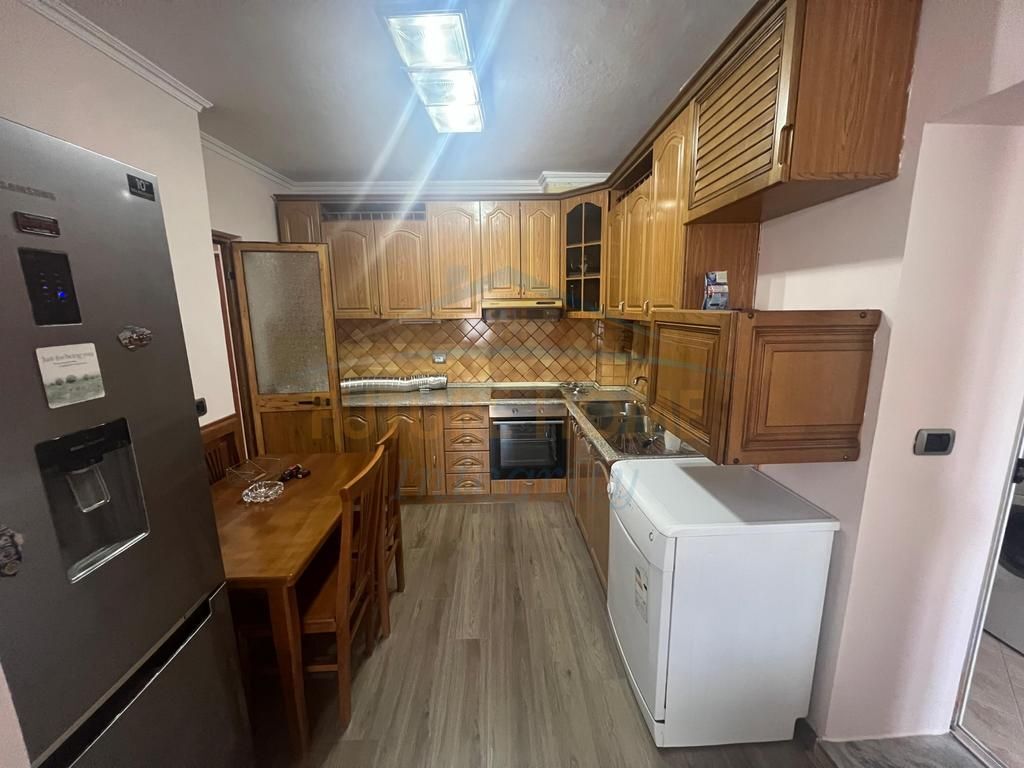 Shitet, Apartament 2+1, Ali Demi, Tiranë.