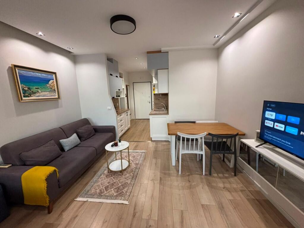 🏡 Apartament 1+1, 53m², i rinovuar totalisht dhe i mobiluar. 📍 Te Vilat Gjermane, 5 min nga Universiteti i Ekonomikut. 💰 45.000 Lek/muaj.