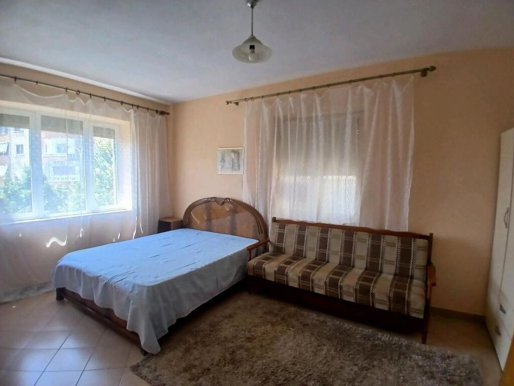 🏢Ne zonen e Brrylit,prane Bar La Vita jepet me qera apartament1+1,i mobiluar. 500Euro
