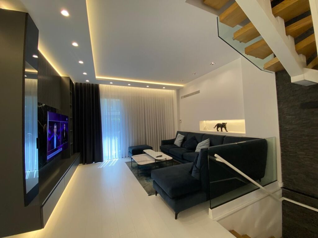 Shitet, Triplex 4+1+3+4 Poste Parkimi, Grey Stone Residence , Liqeni i Thatë