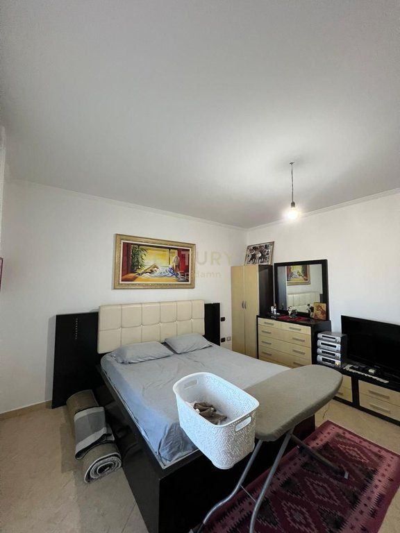 SHITET APARTAMENT 2+1+ VERANDE TE DREJTORIA E POLICISE !
