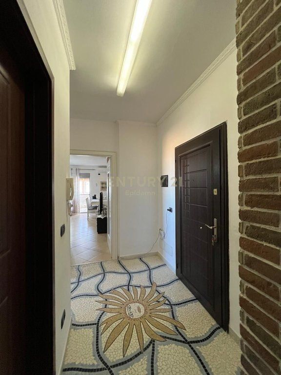 SHITET APARTAMENT 2+1+ VERANDE TE DREJTORIA E POLICISE !