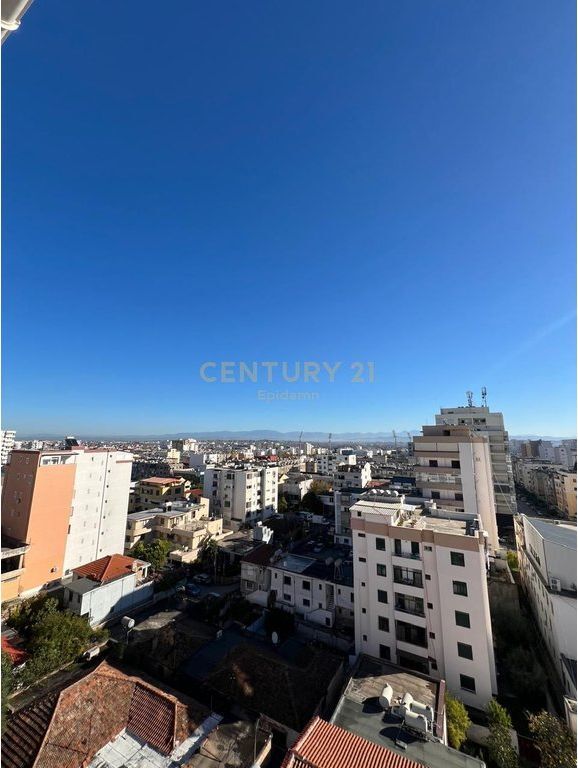 SHITET APARTAMENT 2+1+ VERANDE TE DREJTORIA E POLICISE !