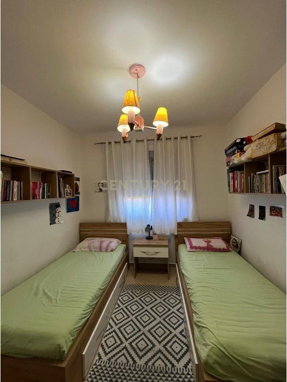 SHITET APARTAMENT 2+1+ VERANDE TE DREJTORIA E POLICISE !