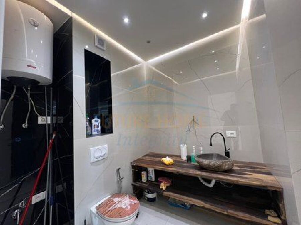 Shitet, Apartament 2+1+2 Ballkone, Bllok, Tiranë.