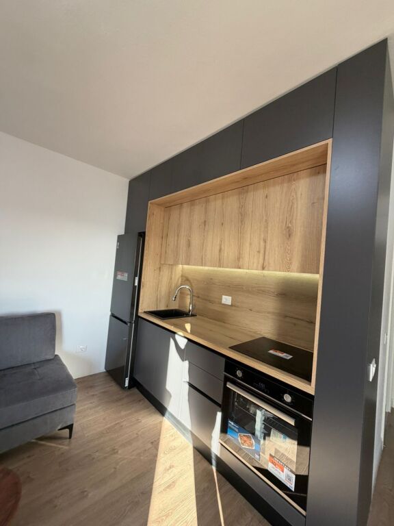 🏡 Shitet Apartament 1+1 | Shkëmbi i Kavajës, përballë Hotel Belavista