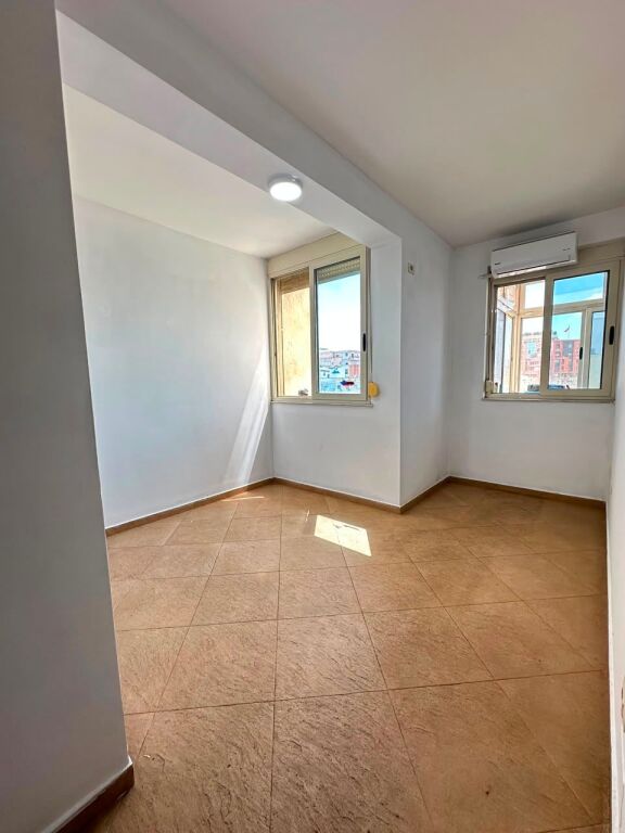 Jepet me Qera ,Apartament 3+1+2, Bosh ,ne qender