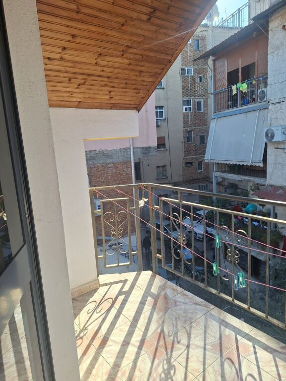 Apartament 1+1 me qera tek Medreseja, vlera 35 000 leke